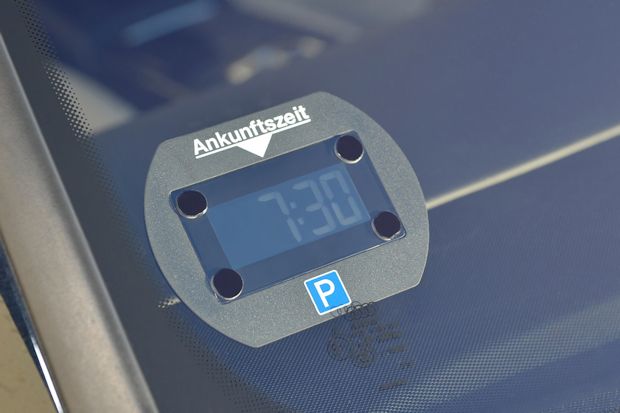 Die elektronische Parkscheibe "Park Lite" zeigt automatisch die Ankunftszeit.