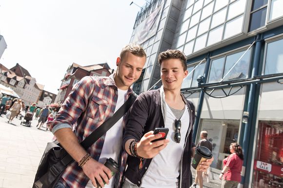 Handy-Vertrag, Kleidung und Freizeit - dafür geht während der Schulzeit bereits viel Geld drauf. Zahlreiche Jugendliche versuchen daher, nebenbei etwas dazuzuverdienen.