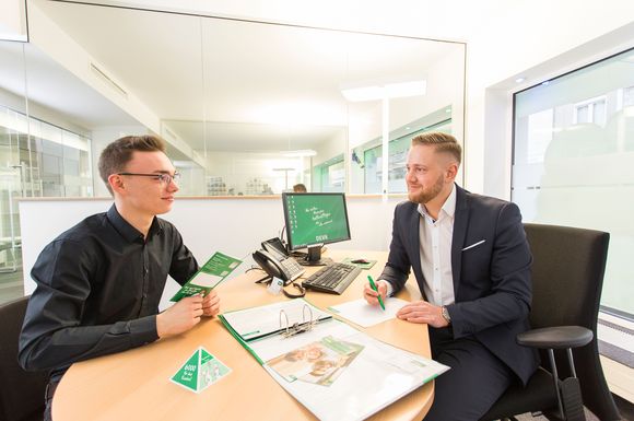 Ob beim klassischen Bewerbungsgespräch vor Ort oder beim Auswahlgespräch per Videotelefonie: Die künftigen Azubis sollten auf angemessene Kleidung achten.