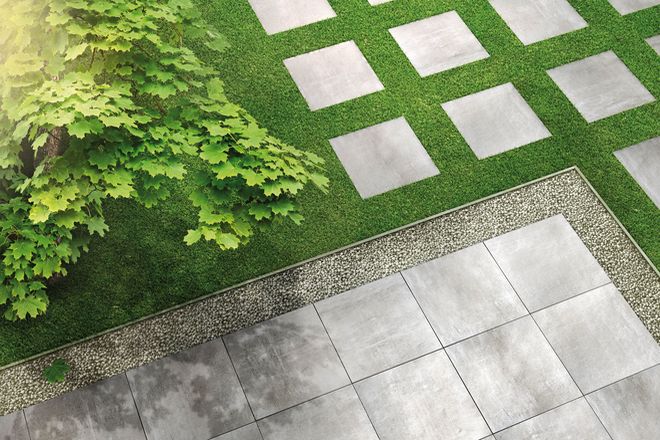 Lose verlegte Outdoorplatten in zwei Zentimeter Stärke geben der Terrasse und dem Garten ein besonderes Flair. Wer lange Freude daran haben will, beauftragt einen Fliesenfachbetrieb mit der Verlegung.