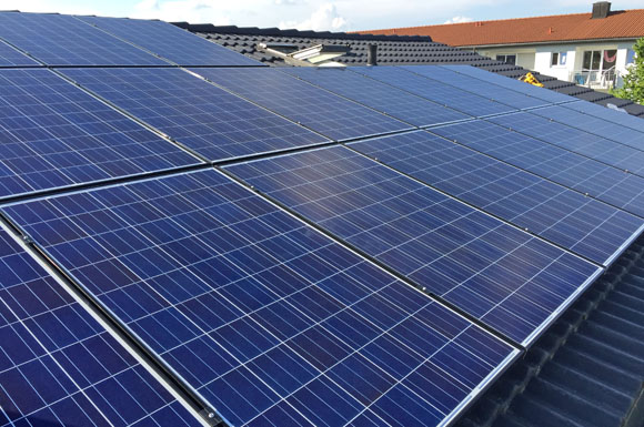 Angesichts seit Jahren steigender Strompreise wollen immer mehr Deutsche ihre Energieversorgung selbst in die Hand nehmen - etwa durch die geschickte Kombination einer Photovoltaikanlage mit einem eigenen Batteriespeicher.