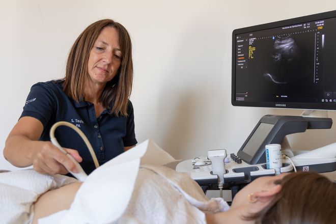 Physician Assistant Silke Teufel arbeitet in einer Hausarztpraxis. Zu ihren Aufgaben gehört etwa die Durchführung von diagnostischen Untersuchungen wie dem Ultraschall.