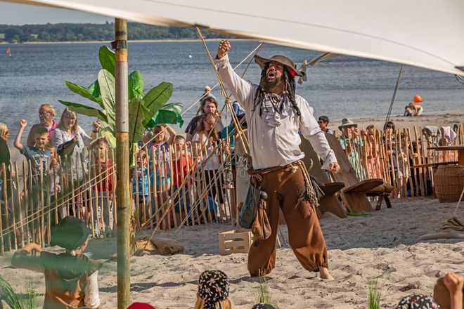 Die Piraten haben die sieben Weltmeere verlassen und verbreiten im Ostseebad Eckernf&ouml;rde Angst und Schrecken.