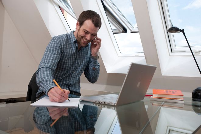 Ein Homeoffice muss her? Ein Ausbau des Dachgeschosses sorgt für mehr Platz im Eigenheim.