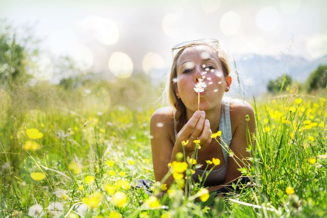 Als Allergiker unbeschwert durch die pollenreiche warme Jahreszeit - dafür ist eine konsequente Behandlung wichtig.