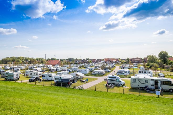 Großzügige Plätze bieten in Neuharlingersiel viel Freiraum direkt am Deich. Der Nordsee-Strand ist nur ein paar Schritte entfernt - ebenso wie der Kurpark, das Thalasso-Zentrum BadeWerk Neuharlingersiel und der Kutterhafen.