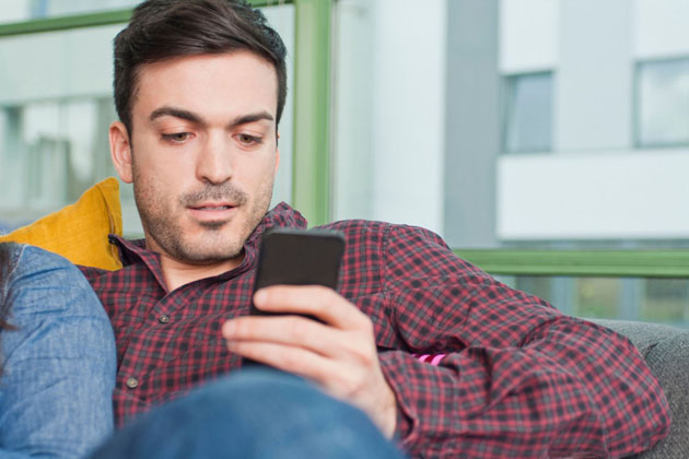 E-Mails lesen, im Web surfen und den Kontostand abrufen: Smartphones sind heute für viele Bundesbürger alltägliche Begleiter. Beim Umgang mit sensiblen Daten ist allerdings Vorsicht geboten.