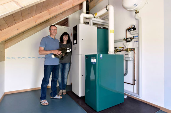 Eigenheimbesitzer wie die Eheleute Dilger aus Freiburg können mit der Brennstoffzellen-Technologie ihre Heiz- und Energiekosten spürbar senken.