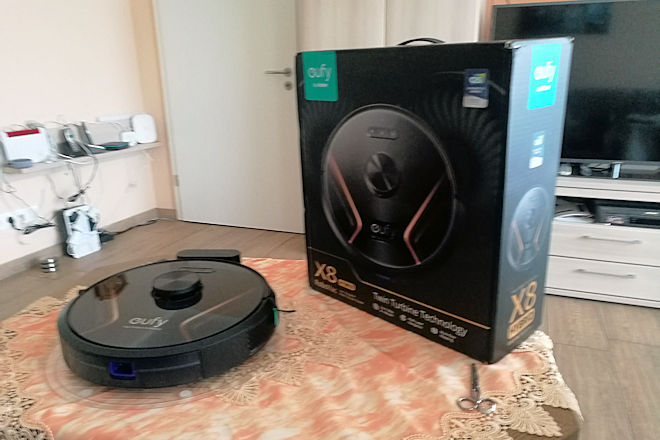 Der eufy Saugroboter RoboVac X8 Hybrid mit Wischfunktion kommt in einer hochwertigen Verpackung.