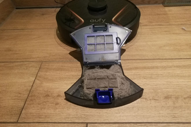 Der Staubbehälter des eufy Saugroboter RoboVac X8 Hybrid mit Wischfunktion.