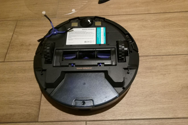Der eufy Saugroboter RoboVac X8 Hybrid mit Wischfunktion von unten.