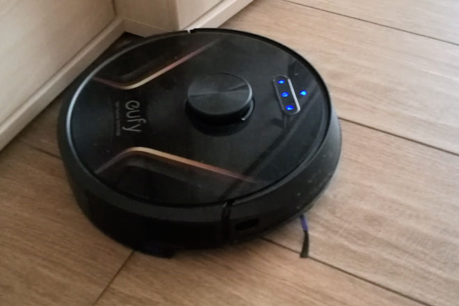 Der eufy Saugroboter RoboVac X8 Hybrid mit Wischfunktion bei der Arbeit.