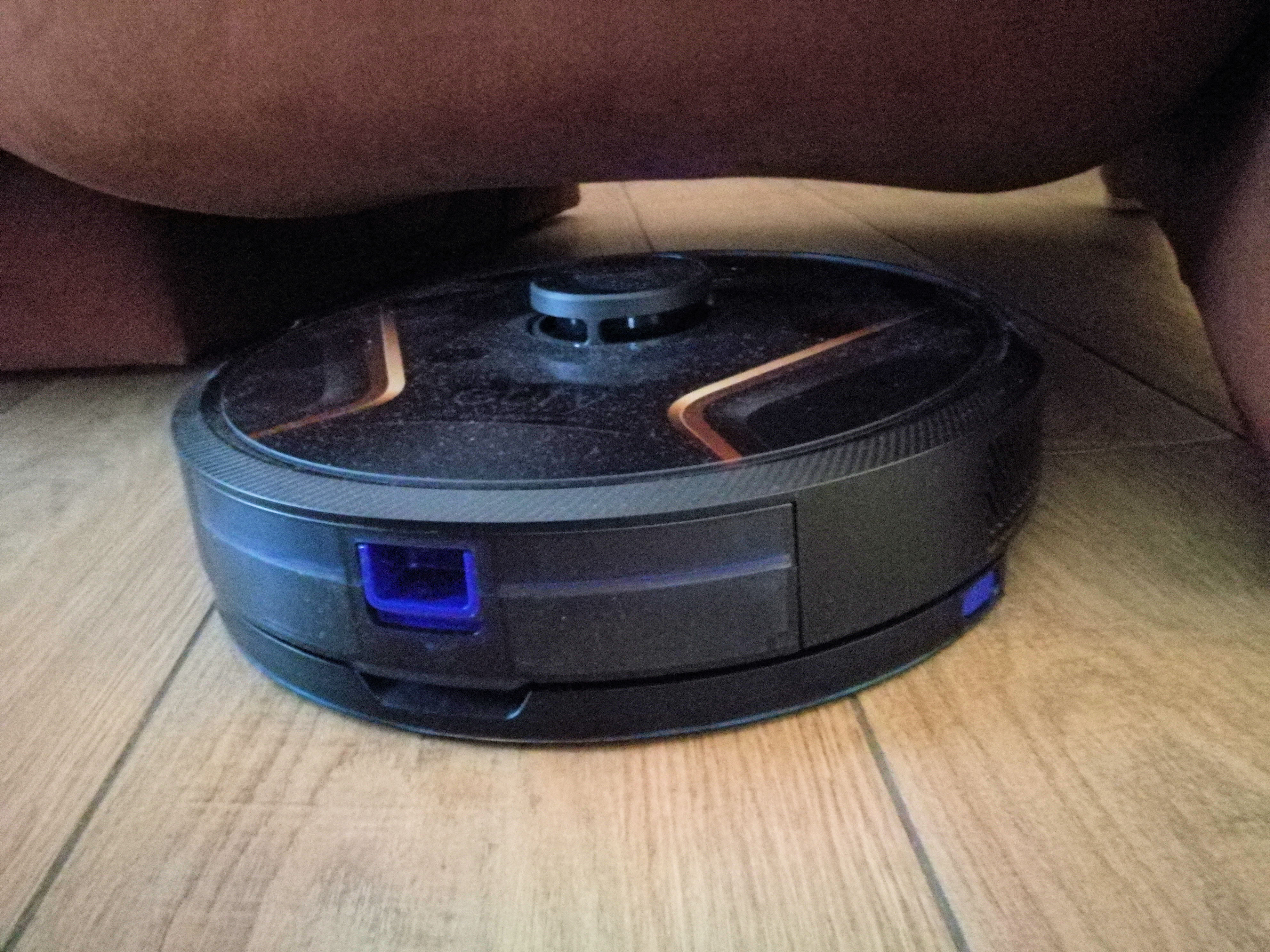 Der eufy Saugroboter RoboVac X8 Hybrid mit Wischfunktion unter dem Sofa.