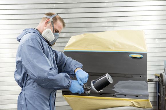 Fahrzeuglackierer brauchen ein gutes Auge, eine ruhige Hand und etwas Verständnis für chemisch-physikalische Zusammenhänge.