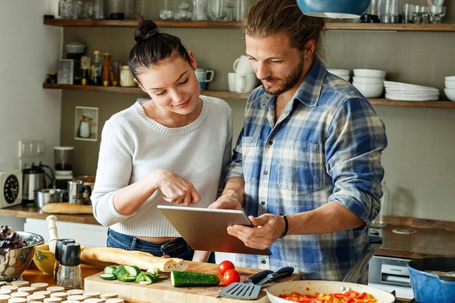 Viele Menschen in Deutschland halten sich bei ihrer Ernährung an bestimmte Regeln, verzichten zum Beispiel auf Fleisch oder Fertigprodukte.
