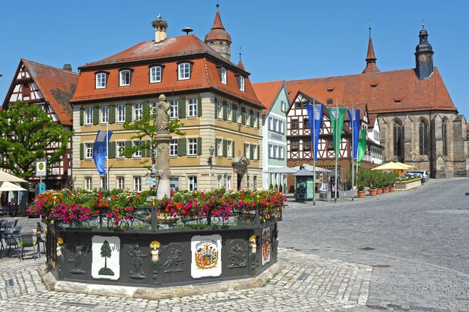 Ein barocker Röhrenbrunnen ziert den Marktplatz Feuchtwangens.