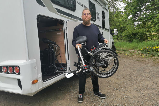 E-Falträder werden durch einen leistungsfähigen Elektromotor angetrieben und lassen sich in der Mitte bequem zu einer handlichen, leicht transportablen Größe zusammenklappen.