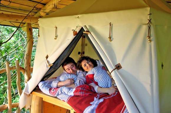 Hotel der etwas anderen Art: Kindheitsträume werden wahr, wenn Frischvermählte in einem gemütlichen Baumhaus-Bett übernachten und naturnahe Stunden in luftiger Höhe verbringen.