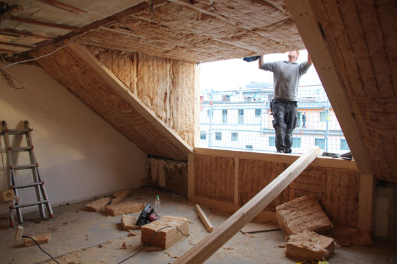 Eine klare Sache für den Profi: Beim Thema Dachausbau und Dämmung sollten Heimwerker nicht nur auf PEFC-zertifizierte Materialien, sondern auch auf die Erfahrung des Profis setzen.