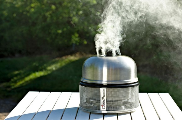 Mit wenigen Handgriffen und den passenden Zutaten lässt sich ein Grill zum kleinen Räucherofen umfunktionieren.