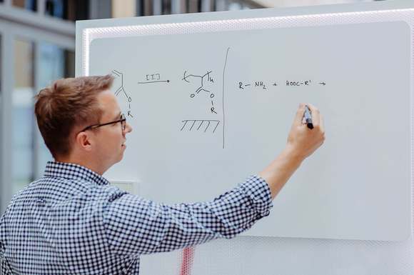Wissenschaft erklären und einfach verständlich machen: Das ist eine der Herausforderungen, der sich junge Forscher wie Dr. Christoph Schüll heute gegenübersehen.