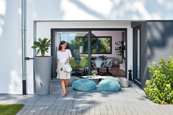 Schicke Design-Regenwasserbehälter sind nicht nur nützlich, sondern ein echter Blickfang auf gut gestylten Terrassen.
