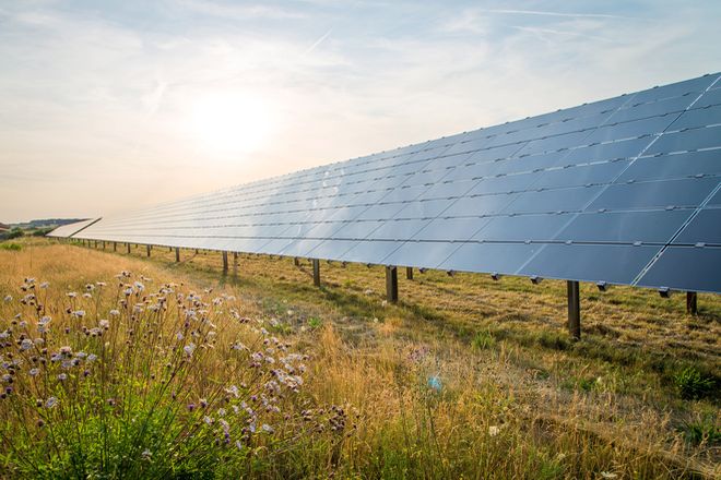 Mehr machen aus ungenutzten Flächen: Die Verpachtung zur Nutzung als Solarpark zahlt sich für Grundstücksbesitzer aus.