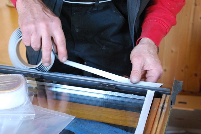Manchmal muss nur die Dichtung ausgetauscht werden, damit ein Dachfenster wieder einwandfrei funktioniert.