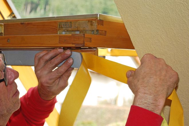 Im Rahmen der Sanierungsmaßnahme erhält das Dachfenster ein neues Dichtband.