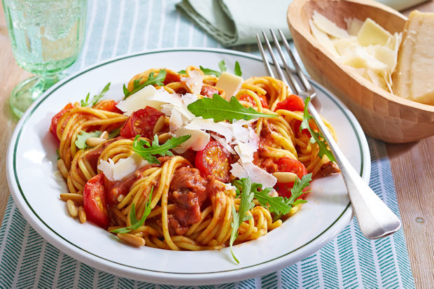 Mit Rucola, Pinienkernen und Parmesan werden die Spaghetti Bolognese auf raffinierte Art verfeinert.