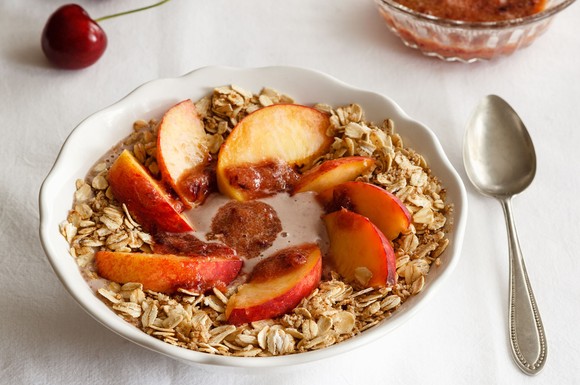 Im Sommer sind kalte, obstbetonte Mahlzeiten wie eine Smoothie-Bowl mit Haferflocken sehr erfrischend. Die gesunden Getreideflocken sorgen dafür, dass man nicht gleich wieder Hunger hat.