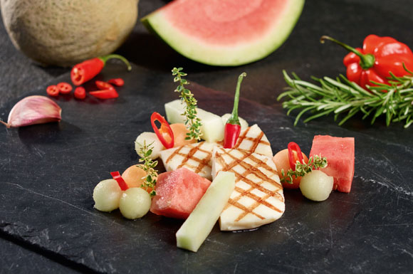 Grillkäse mit Melone: Diese Rezeptidee von Sternekoch Nelson Müller schmeckt nicht nur denen, die ein fleischloses Barbecue bevorzugen.