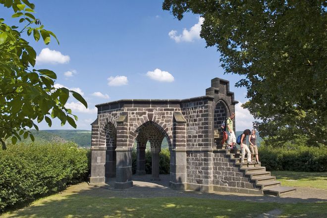 Der Königsstuhl sieht aus wie ein riesiger Thron und erinnert an frühere Königswahlen, die hier stattfanden.