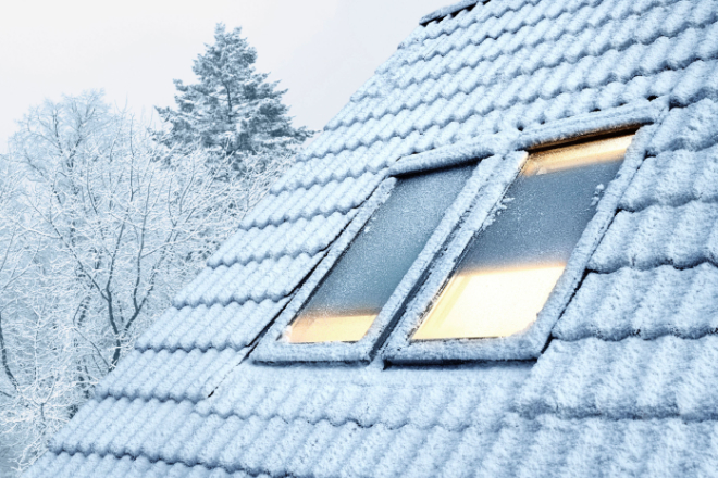 Klirrende K&auml;lte drau&szlig;en, Schnee auf der Dachschr&auml;ge und dem Dachfenster &ndash; was romantisch aussieht, erfordert vor allem richtiges L&uuml;ften und Heizen. Nur so lassen sich Sch&auml;den durch Kondenswasserbildung vermeiden.