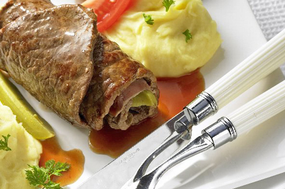 Zart und saftig: die Spreewälder Rouladen. Das zugehörige Rezept gibt es unter QS-live.de, der Webseite der EU-geförderten Informationskampagne "QS-live. Initiative Qualitätssicherung".