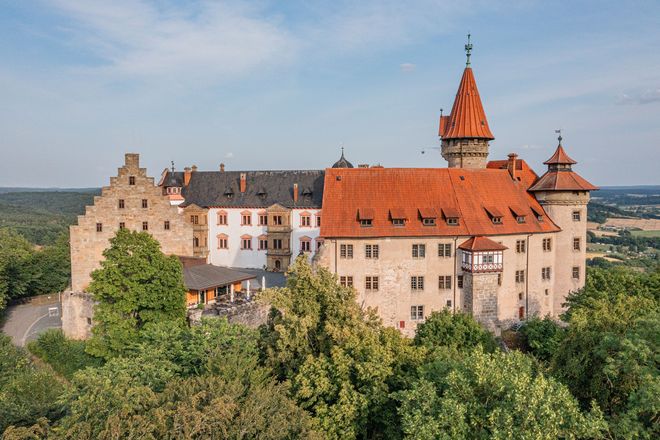 Die Veste Heldburg von Norden mit Blick in den Innenhof und auf das neue Burgrestaurant Helene.