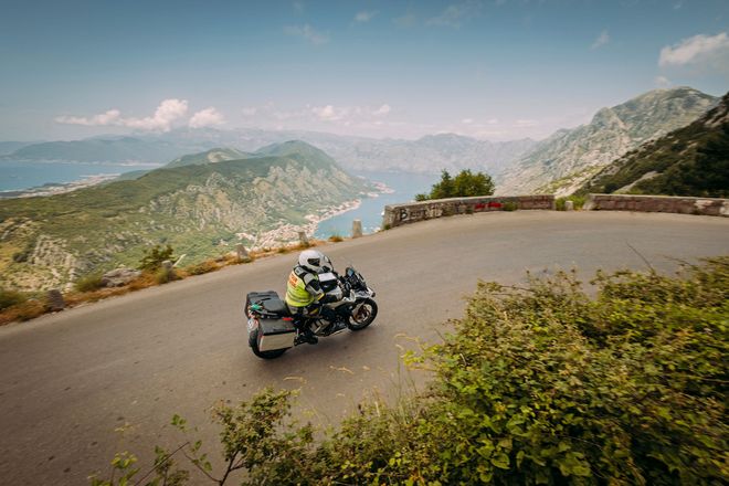 Schöne Landschaften, weite Ausblicke und reizvolle Routen: Mit dem Motorrad kann man Freiheit erleben und neue Ziele entdecken.