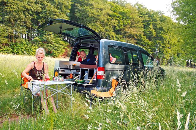 Spontan verreisen? Mit einer sogenannten Campingbox kann man das eigene Fahrzeug leicht in einen Mini-Camper verwandeln.
