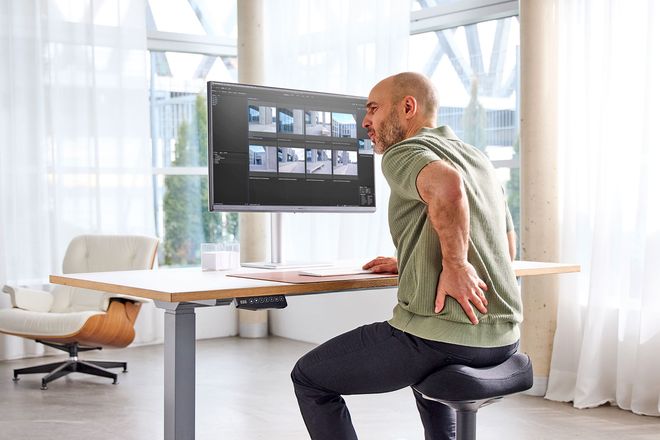 Langes Sitzen am Schreibtisch beg&uuml;nstigt R&uuml;ckenschmerzen.