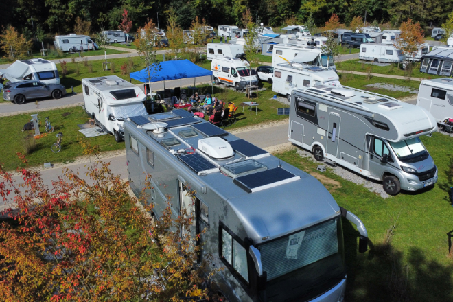 Camping in der Nebensaison hat einige Vorteile: weniger Trubel, goldenes Licht und meist moderate Preise.