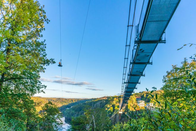 Die Hängebrücke Titan RT spannt sich hundert Meter über der Talsperre über dem Rappbodetal auf.