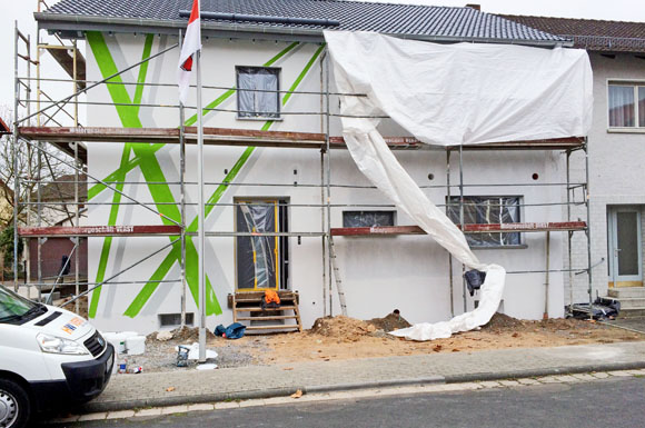 Energieberater begleiten die Modernisierung des Eigenheims über alle Phasen hinweg. Ein individueller Sanierungsfahrplan kann dabei helfen, bares Geld zu sparen - indem etwa die Kosten für den Gerüstbau nur einmal anfallen.