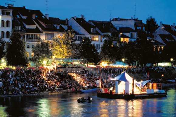 Ein fester Bestandteil der Basler Kulturszene ist das Kulturfloß am Rhein.