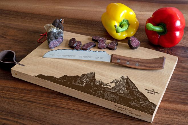 Mit dem Schweizer Universalmesser kommt die Faszination der schönsten deutschen Berge in die Küche. Das Eichenholzbrett mit Watzmann-Motiv ist eine passende Ergänzung.