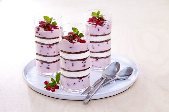 Schicht für Schicht ein Genuss: Dessert mit Granatapfelkernen.