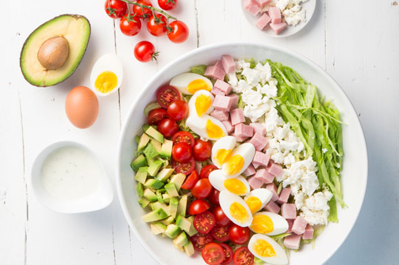 Sommerlich-leicht und ganz einfach zuzubereiten: Der Schichtsalat ist ein Klassiker, der zu Grill- und Gartenfesten einfach dazugehört.