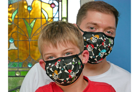 Die Mund-Nase-Masken sind für Erwachsene und Kinder erhältlich.