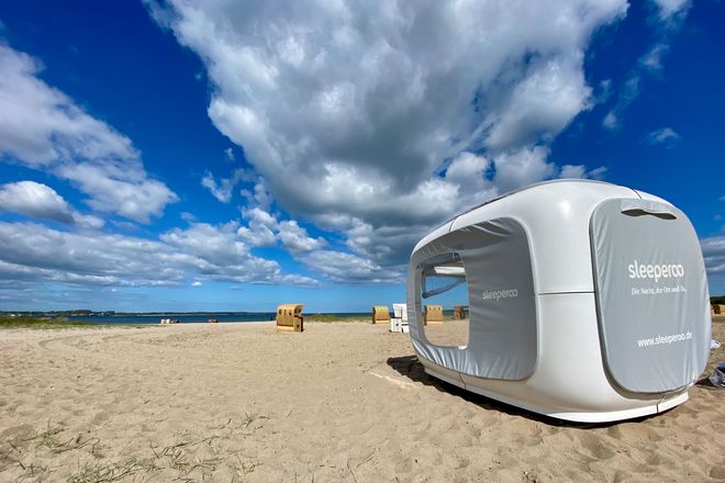 Wetterfest und gemütlich: So sehen "Sleeperoos" aus, in denen man an der Ostsee übernachten kann.