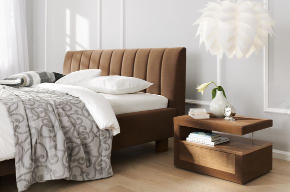 Schlafen wie auf Wolken: Boxspringbetten, häufig aus Komforthotels bekannt, werden auch im privaten Schlafzimmer immer beliebter. Sie sorgen für eine besonders komfortable Unterlage.