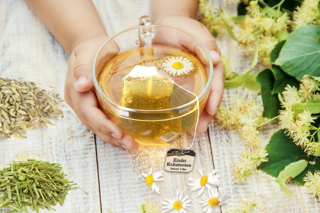 Lindenblüten, Kamille, Zitronengras, Fenchel und Anis sorgen beim Kräutertee für einen aromatisch-milden und zugleich erfrischenden Geschmack.